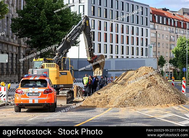 29 May 2020, Saxony, Leipzig: Emergency forces are standing at a hole where a dud from World War II was suspected. A few days ago