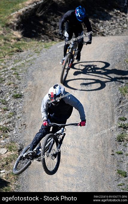 16 April 2022, Hessen, Willingen: Mountain bikers ride over the freeride trail on the Ettelsberg. The mountain bike season has begun in Willingen in northern...