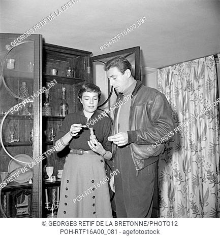 French actors Simone Signoret and Yves Montand in their apartement located Place Dauphine in Paris. c.1954 Photo Georges Rétif de la Bretonne