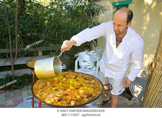 Chef preparing a paella, Laroque des Alberes, Pyrenees-Orientales, Roussillon, Languedoc-Roussillon, South France, France