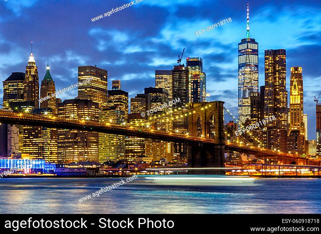 New York, Vereinigte Staaten - 28. Februar 2020: New York City Skyline Nacht Stadt Manhattan Brooklyn Bridge World Trade Center WTC in New York, USA