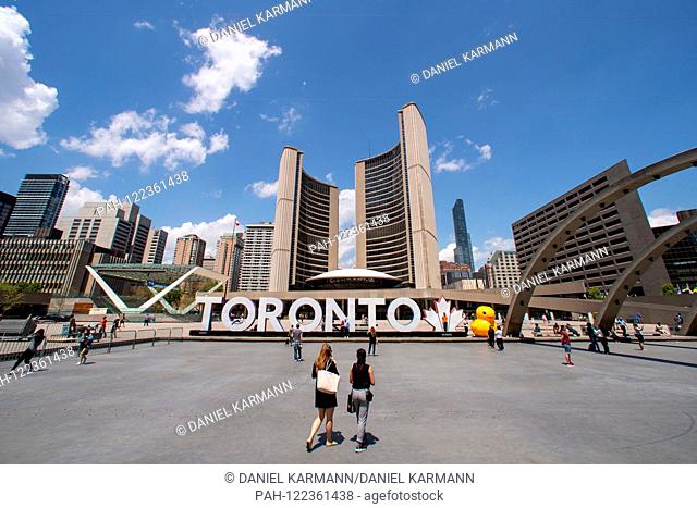The Nathan Phillips Square with the City Hall in Toronto, Ontario, Canada, 18 Mai 2017. | usage worldwide. - Toronto/Canada