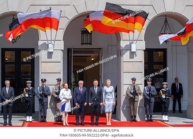 dpatop - 05 June 2018, Poland, Warsaw: German Federal President Frank-Walter Steinmeier and his Wife Elke Büdenbender (l) are being greeted by Andrzej Duda (2