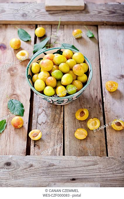 Mirabelles in a bowl on a wooden tray
