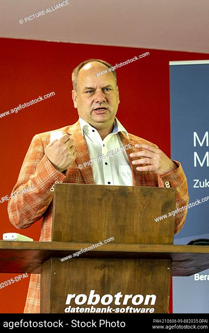 06 June 2021, Saxony, Dresden: Dirk Hilbert (FDP), Mayor of the City of Dresden, speaks before the start of the vaccination at the company headquarters of...
