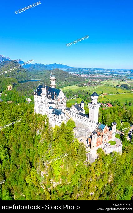 Füssen, Deutschland - 1. Juni 2021: Schloss Neuschwanstein Luftbild Architektur Alpen Landschaft Bayern Reise reisen Hochformat in Füssen, Deutschland
