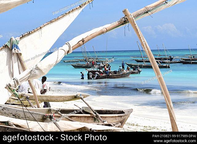 31 July 2021, Tanzania, Nungwi: Fishing boats lie on the beach. Photo: Sebastian Kahnert/dpa-Zentralbild/dpa. - Nungwi/Zanzibar/Tanzania