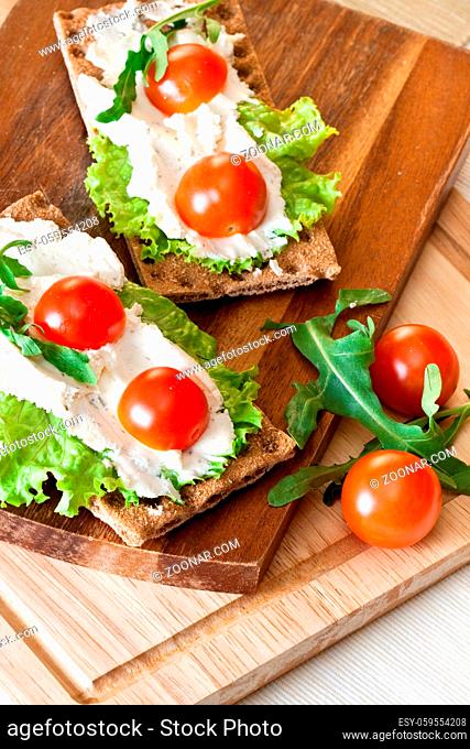 Crispbread with cheese, lettuce and cherry tomatoes
