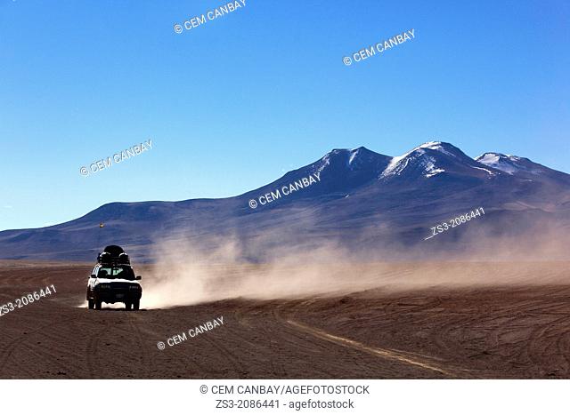 Cross-country vehicle on Salar Uyuni, Salt Desert, Southwest Highlands, Bolivia, South America