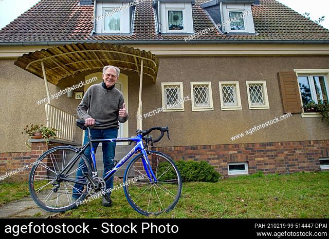 22 January 2021, Saxony-Anhalt, Heyrothsberge: Gustav-Adolf ""Täve"" Schur is standing in the garden in front of his house with his racing bike with ""Täve""...