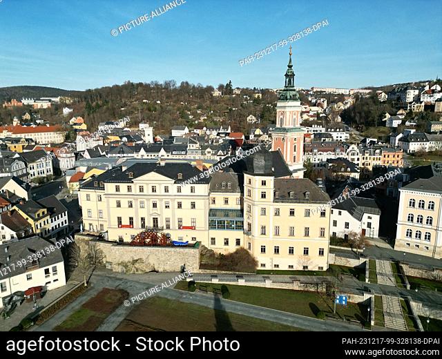 17 December 2023, Thuringia, Greiz: View of the Lower Castle during the ""Romantic Princes' Christmas"". Visitors experience a Christmas journey back in time to...