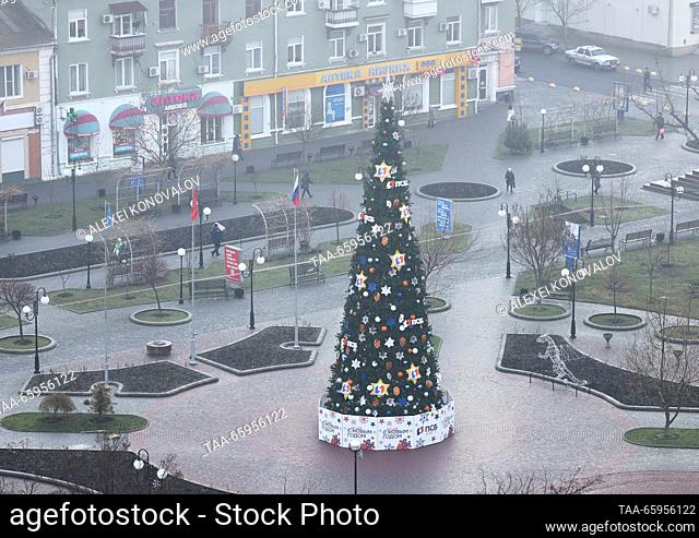 RUSSIA, ZAPOROZHYE REGION - DECEMBER 19, 2023: A Christmas tree is pictured in the city of Berdyansk. Alexei Konovalov/TASS