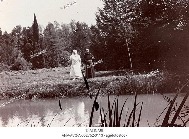 Album of the First World War in Friuli-Venezia Giulia: friar and soldier in the park of Villa Brazzà, home to 17 of the Hospital of war in Soleschiano Manzano
