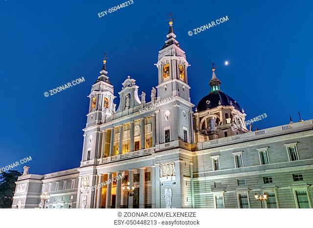 Die berühmte Almudena Kathedrale in Madrid bei Nacht