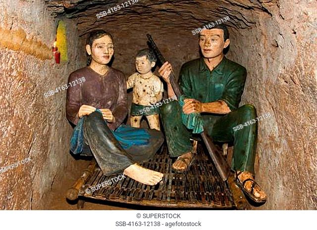 VIETNAM, VINH MOC, TUNNELS DUG BY LOCAL CIVILIANS DURING VIETNAM WAR TO PROTECT THEMSELVES FROM BOMBING, FAMILY LIVING UNDERGROUND