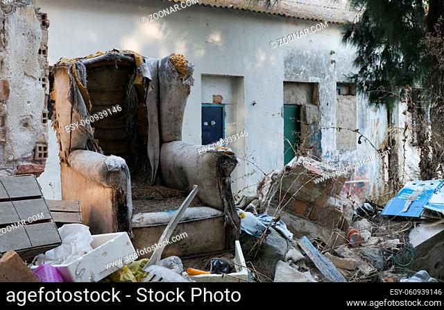 alter Sessel auf einer illegalen Müllhalde, Spanien, Europa