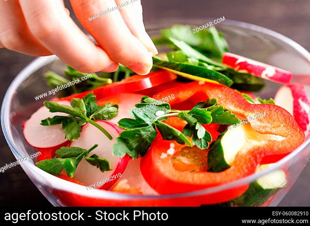 Healthy green salad, with tomatoes, pepper, onion and rucola