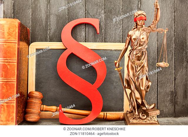 Recht Gesetz Justiz Konzept mit Symbolen wie Justitia Paragraph und Richterhammer