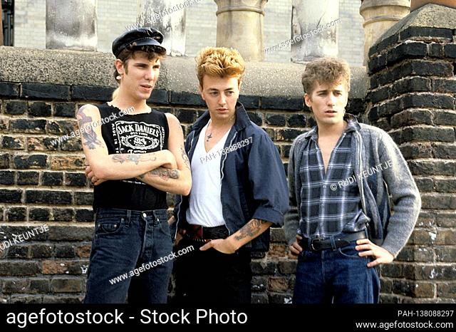 Slim Jim Phantom, Brian Setzer and Lee Rocker of the Stray Cats at a photocall on the roof of Arista Records. London, 09/22/1983 | usage worldwide
