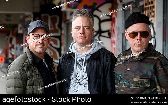23 October 2021, Hamburg: The musicians of the hip-hop and pop group Fettes Brot (l-r) Björn Warns, alias Björn Beton, Martin Vandreier, alias Doktor Rentz