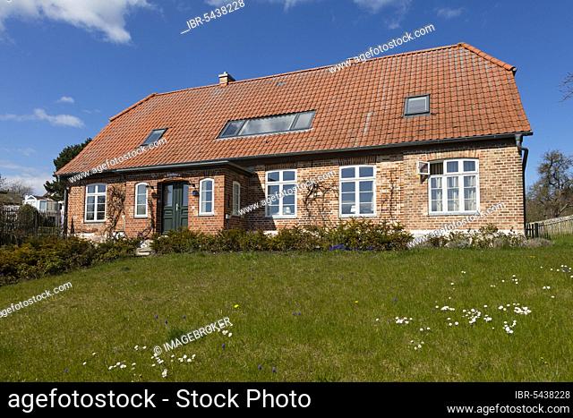 Old schoolhouse, Neuendorf, Putbus, Island of Rügen, Mecklenburg-Western Pomerania, Germany, Europe