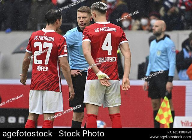 Nico SCHLOTTERBECK (SC Freiburg) and Nicolas HOEFLER (SC Freiburg) point out to referee Christian DINGERT that 12 FC Bayern players are on the field