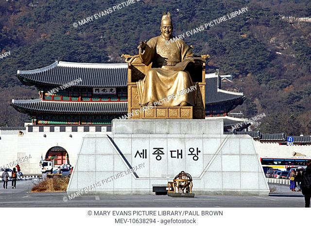 Golden statue of King Sejong Dae Wang the Great in Jongno-Gu in Seoul, South Korea