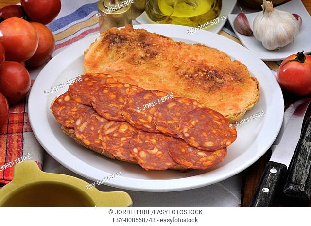 Toasted bread with tomatoes and sliced chorizo sausage, Pan tostado con tomate y chorizo en rodajas