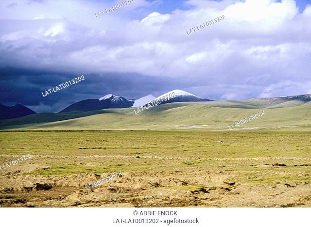 The mountains and open spaces of the plains, Lhasa to Golmud road through grassland