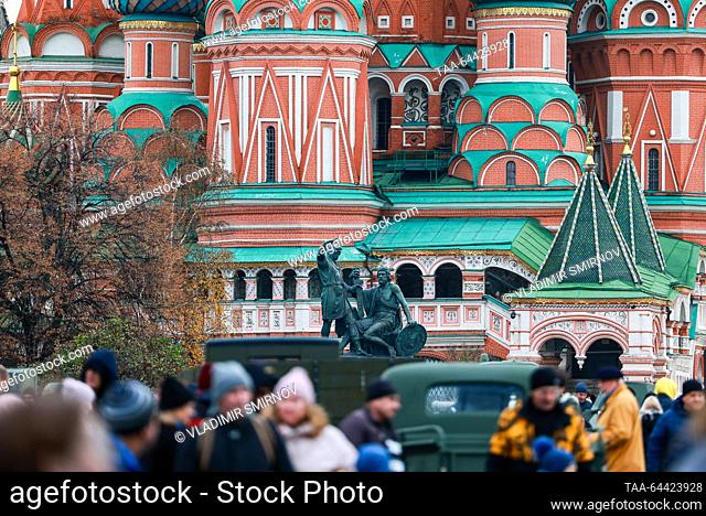 RUSSIA, MOSCOW - 5 de noviembre de 2023: Visitantes en un museo al aire libre en la Plaza Roja; el museo abrió para conmemorar el 82 aniversario del histórico 7...