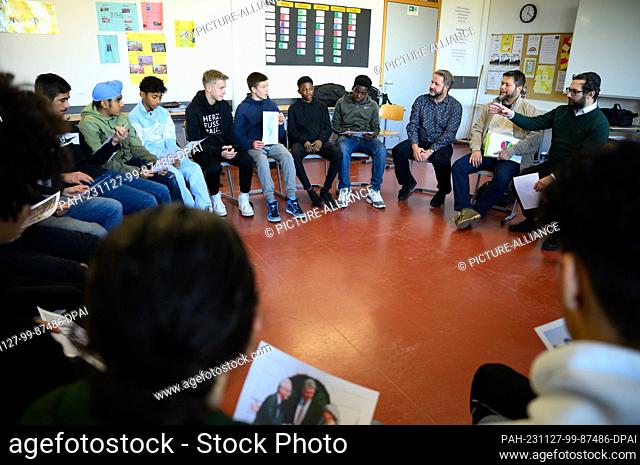 FILED - 22 November 2023, Berlin: Imam Ender Cetin (2nd from right) and Rabbi Igor Itkin (right) visit the Otto Hahn Secondary School in Neukölln together with...