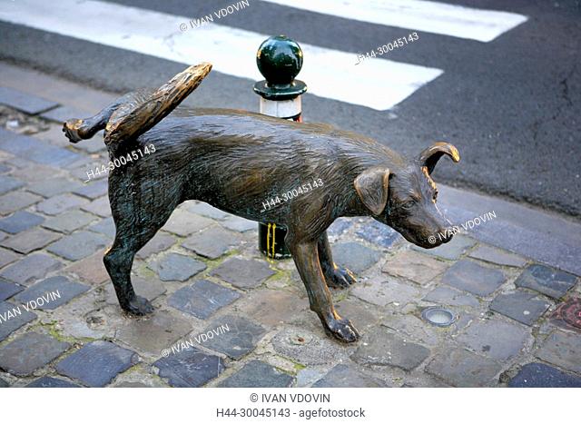 Zinneke Pis, bastard dog peeing, Brussels, Belgium