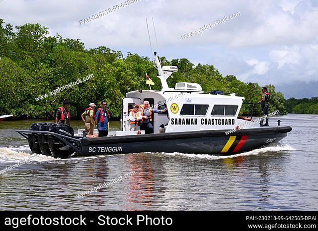 18 February 2023, Malaysia, Kuching: German President Frank-Walter Steinmeier and his wife Elke Büdenbender travel with their delegation on boats through the...