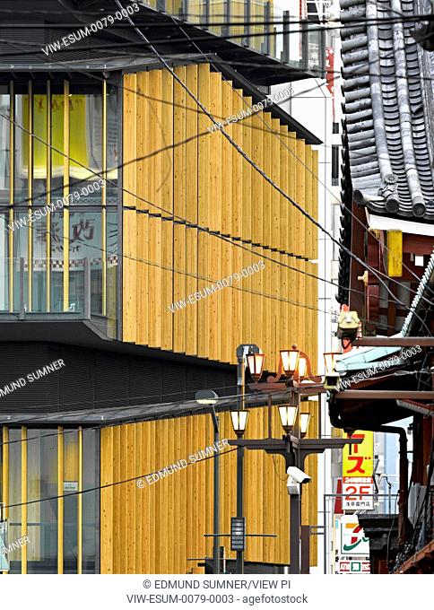 In the corner premise of just 326 across Kaminari-mon Gate, the building was required to accommodate plural programs such as to