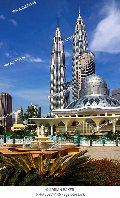Malaysia Kuala Lumpur Masjid Asy-Syakirin (Asy-Syakirin Mosque) and the Petronas Twin Towers Adrian Baker