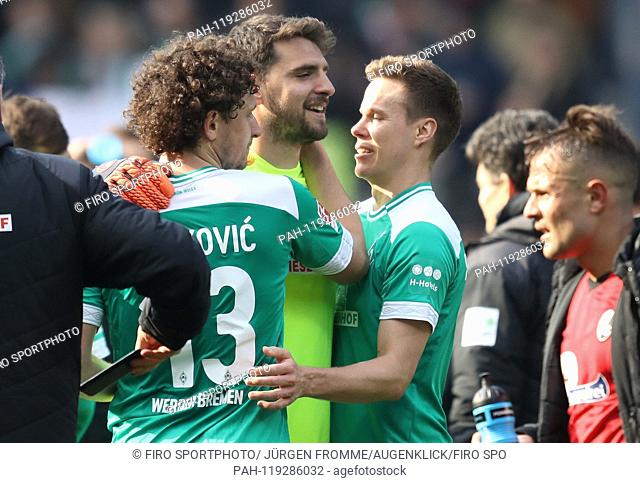 firo: 13.04.2019, Football, 2018/2019, 1.Bundesliga: Werder Bremen - SC Freiburg 2: 1 Goalkeeper Stefanos Kapino, jubilation after Time with Miloš Veljkovic and...