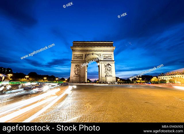 moving cars on the Place Charles de Gaulle and the Triumphal Arch at dusk, Paris, France, Europe