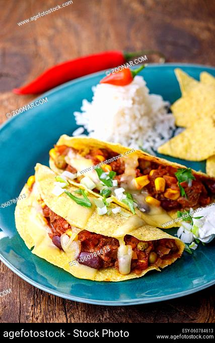 mexikanische Tacos mit Reis auf Holz