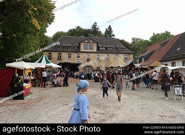 03 September 2022, Thuringia, Waltershausen: Visitors are out and about at the medieval spectacle at Tenneberg Castle. Visitors experience the cheerful hustle...