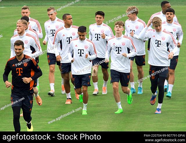 04 July 2022, Bavaria, Munich: Soccer: Bundesliga, training FC Bayern Munich. Goalkeeper Sven Ulreich (l) and his teammates warm up