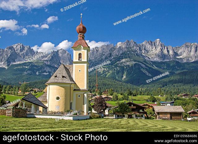Going, idyllisches Dorf in Tirol mit den Gipfeln des Wilden Kaisers