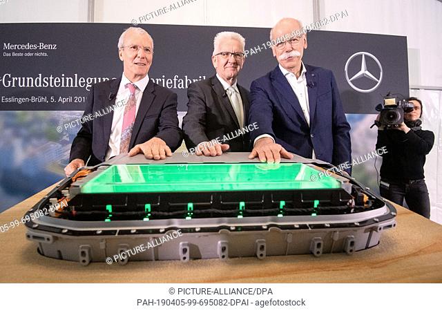 05 April 2019, Baden-Wuerttemberg, Eßlingen: Dieter Zetsche (r-l), CEO of Daimler AG, Winfried Kretschmann (Bündnis 90/Die Grünen)