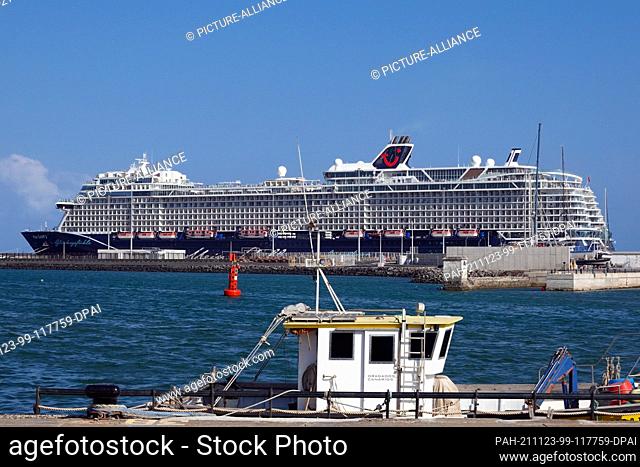 25 October 2021, Spain, Lanzarote/Arrecife: The cruise ship Mein Schiff 2 is moored in the port of Arrecife de Tenerife. The ship of the shipping company Tui...