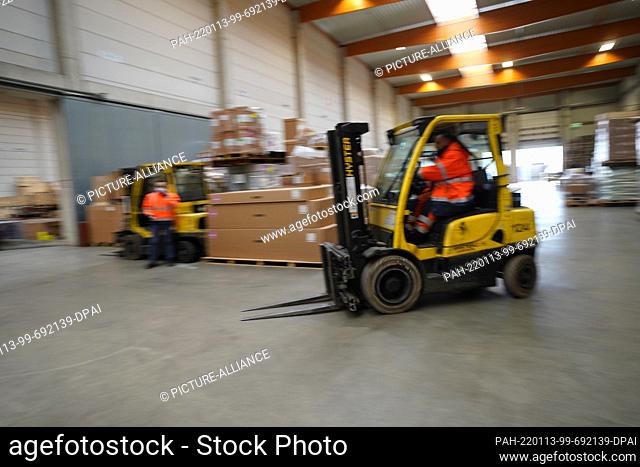 12 January 2022, Hamburg: Forklifts drive through a warehouse on the premises of Saco Shipping GmbH, PCH Packing Center Hamburg