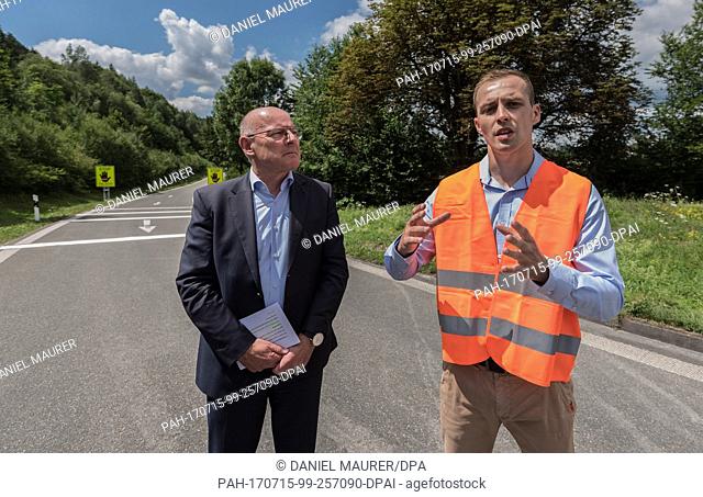 Konstantin Berkovych, inventor of the one-sided operating rumble strips, explains his invention to Minister of TransportÂ Winfried Hermann on the slip road...