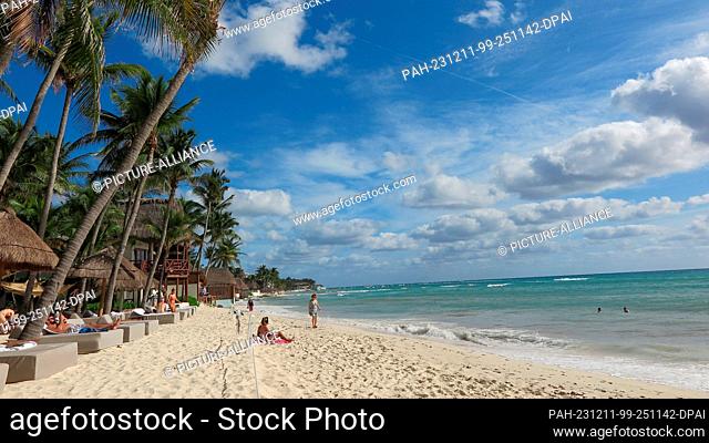 06 December 2023, Mexico, Playa del Carmen: Tourists enjoy a day at the beach. Photo: Andrea Sosa/dpa. - Playa del Carmen/Yucatan/Mexico