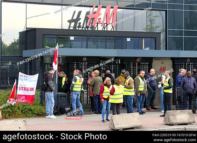19 May 2023, Hamburg: Strikers stand in front of the H&M logistics center in Hamburg-Allermöhe during a warning strike. In the wage dispute for 90