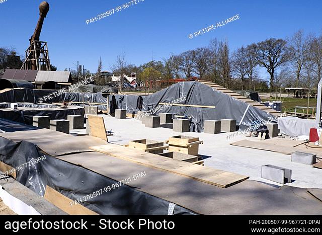 20 April 2020, Schleswig-Holstein, Sierksdorf: Carpenters are busy creating a new theme area in the Hansa-Park in Sierksdorf