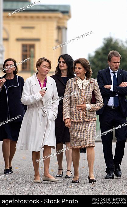 08 September 2021, Sweden, Stockholm: Elke Büdenbender (2nd from left), wife of President Steinmeier, and Queen Silvia of Sweden walk from Drottningholm Palace...