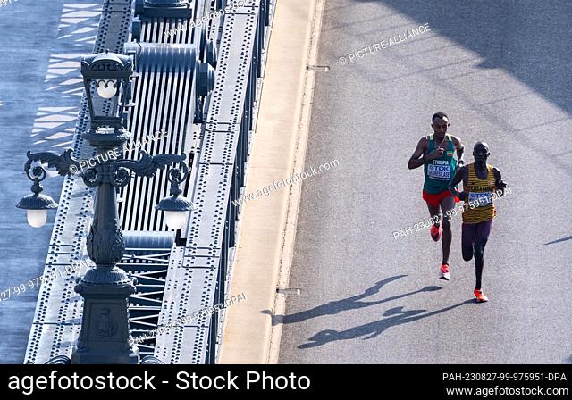 27 August 2023, Hungary, Budapest: Athletics: World Championships, Marathon, Men, in downtown Budapest. Victor Kiplangat (front